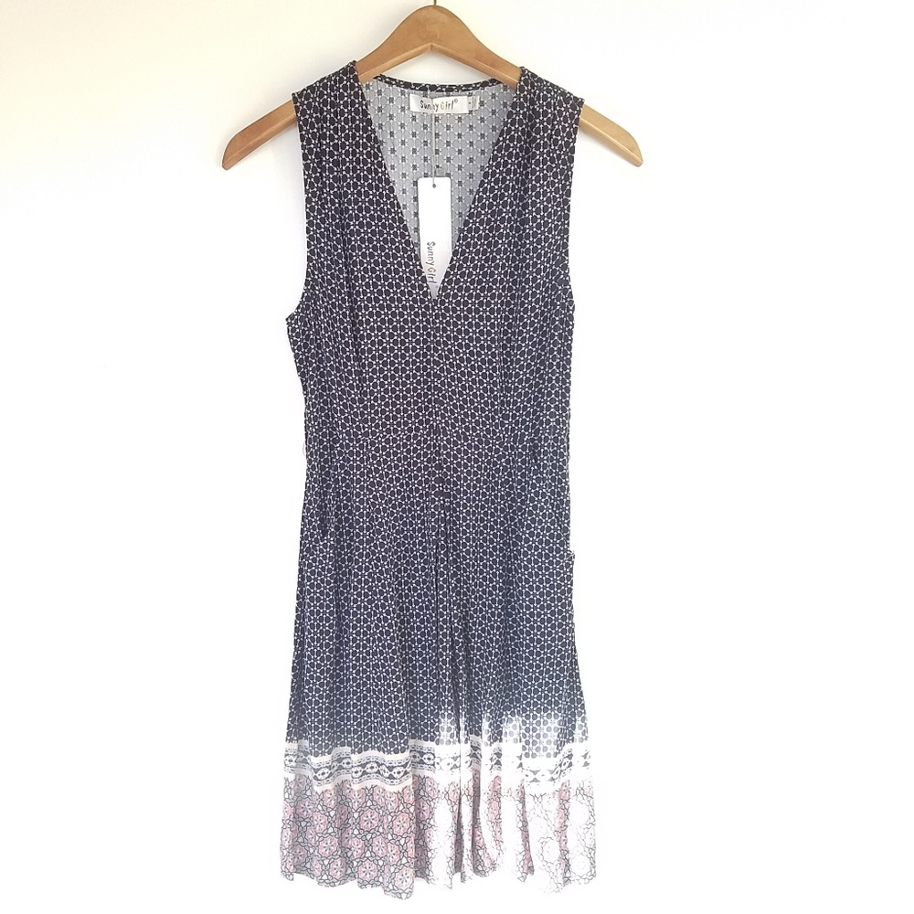 Sunny Girl women's v-neck Sleeveless dress with pockets Size 8